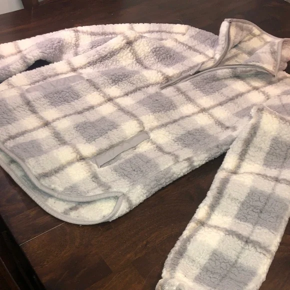 Abercrombie & Fitch Gray and Cream Zip Up Sweater - Picture 8 of 15